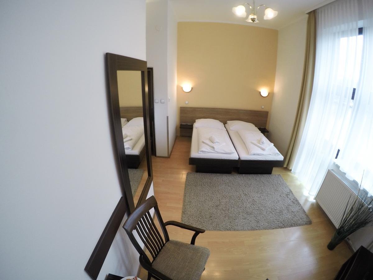 Hotel Faust เดชชิน ภายนอก รูปภาพ